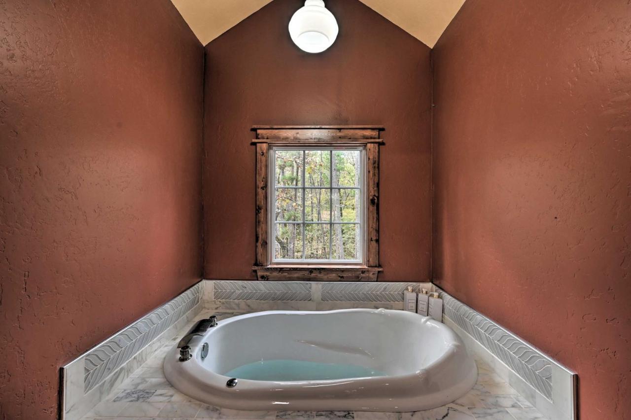 Tudor-Style Broken Bow Cottage With Hot Tub And Decks! Stephens Gap Εξωτερικό φωτογραφία